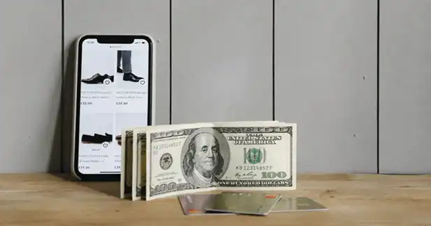Digital gift cards vs cash comparison for gifting and everyday spending